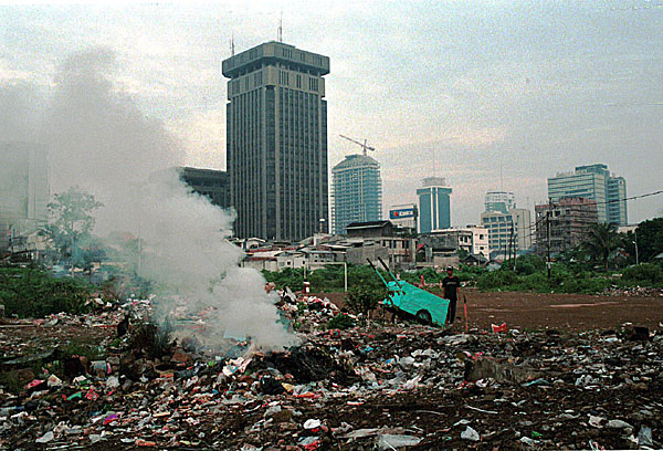 Brenning av s&oslash;ppel i Jakarta sentrum