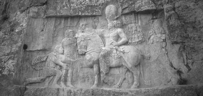 Naqsh-e Rostam: Relieff som viser den seirende kong Shapur 1